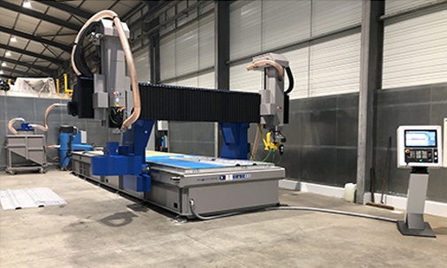CNC-Maschine zum Schneiden und Fräsen, Bearbeitung mit unabhängigen Doppelköpfen.