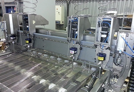Maßgeschneiderte CNC-Wasserstrahlmaschine mit Materialrückgewinnung, Branche: Pharmazeutik.